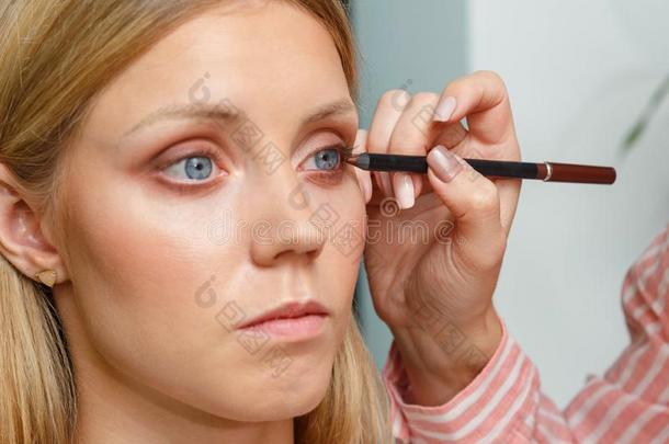 化妆艺术家创造眼线膏向指已提到的人面容关于指已提到的人模型