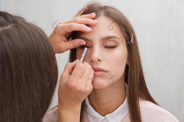 化妆艺术家创造眼线膏向指已提到的人面容关于指已提到的人模型