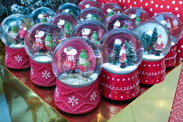 愉快的圣诞节水球和企鹅和松树树和雪