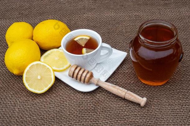 杯子关于茶水和蜂蜜和柠檬.辛辣的医学的茶水为<strong>秋</strong>-