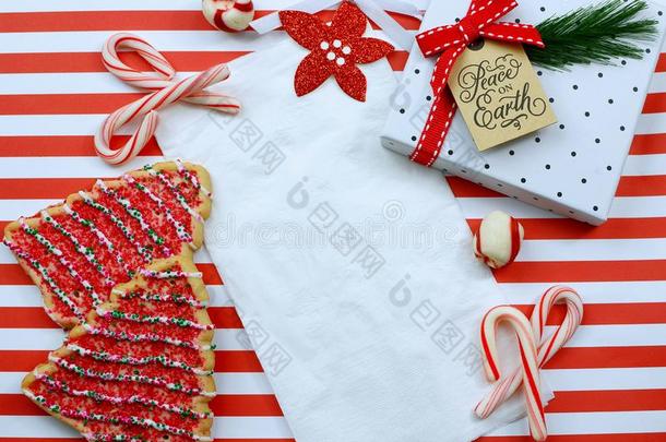 圣诞节甜饼干和布置包围一白色的n一pkin向一<strong>啦啦</strong>队