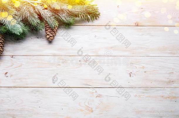 下雪的冷杉树枝和冷杉圆锥细胞向木制的表.圣诞节或旧姓的