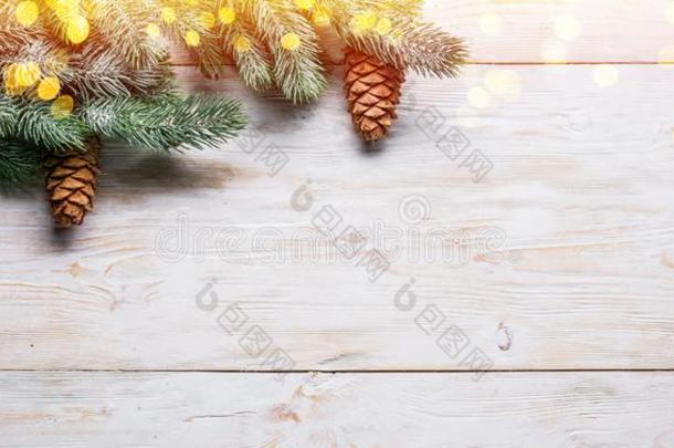 下雪的冷杉树枝和冷杉圆锥细胞向木制的表.圣诞节或旧姓的