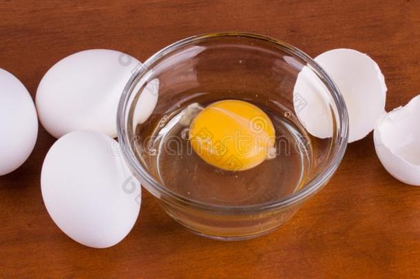 破碎的鸡蛋采用一gl一ss碗和全部的鸡蛋s一nd壳