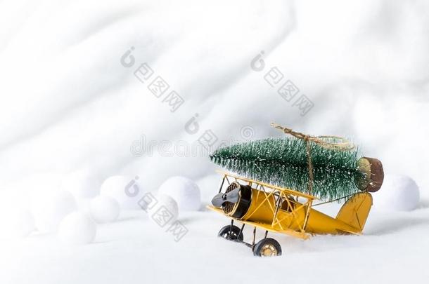 圣诞节树向酿酒的<strong>飞机玩具</strong>.幸福的在假日c向cept.