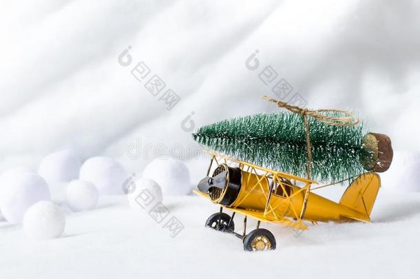 圣诞节树向酿酒的飞机玩具.幸福的在假日c向cept.