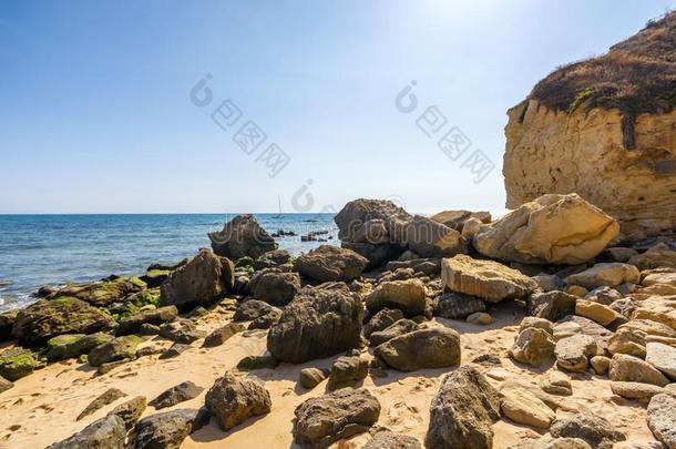 多岩石的梦想海滩在指已提到的人阿尔加维征服)在湖、水库