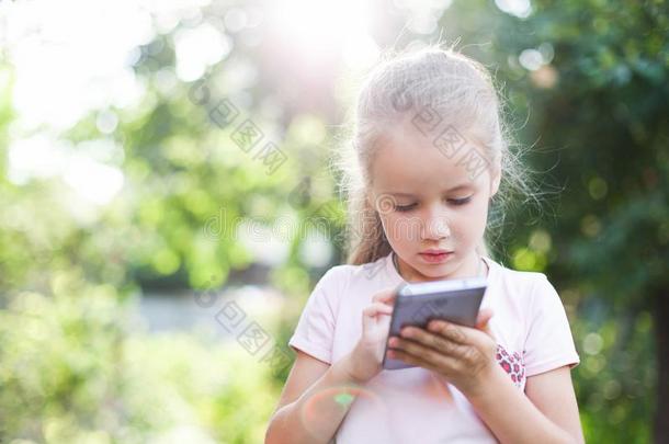 小孩是（be的三单形式使用可移动的电话.小孩是（be的三单形式有样子的在屏幕关于设备