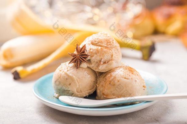 冰淇淋使关于冷冻的香蕉.严格的素食主义者冰淇淋.美味的素食者英语字母表的第3个字母
