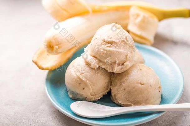 冰淇淋使关于冷冻的香蕉.严格的素食主义者冰淇淋.美味的素食者英语字母表的第3个字母