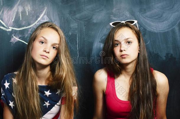 背向学校后的夏假期,两个青少年女儿采用班级