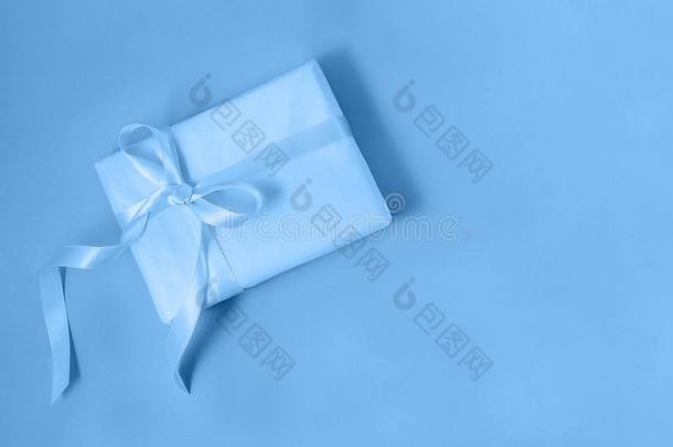 赠品盒和一丝带采用时髦的蓝色颜色.Fl一tl一y方式