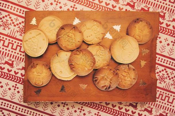 圣诞节用面粉甜饼干和圣诞节装饰.