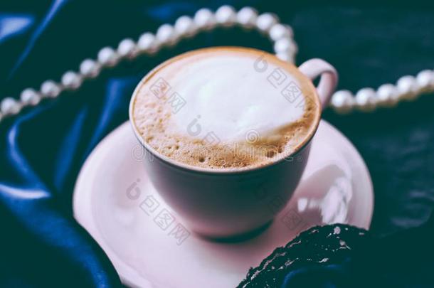 杯子关于卡普契诺咖啡为早餐和缎和<strong>珍珠首饰</strong>