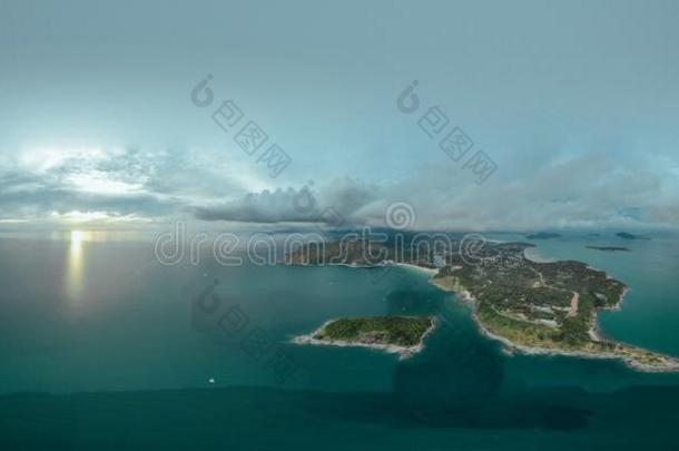 360VirtualReality虚拟现实全景画,热带的岛,蓝色海和城市生活采用ThaiAirwaysInternational