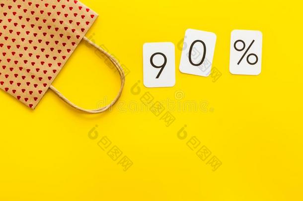 90%从落下打折扣-卖观念和购物纸袋-向yellow黄色