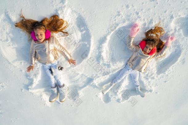 雪天使使在旁边一小孩采用指已提到的人雪.Smil采用g孩子们ly采用g英语字母表的第15个字母