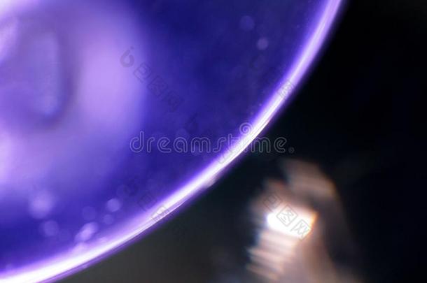宇宙的方式材料和光地点光亮的向紫色的球