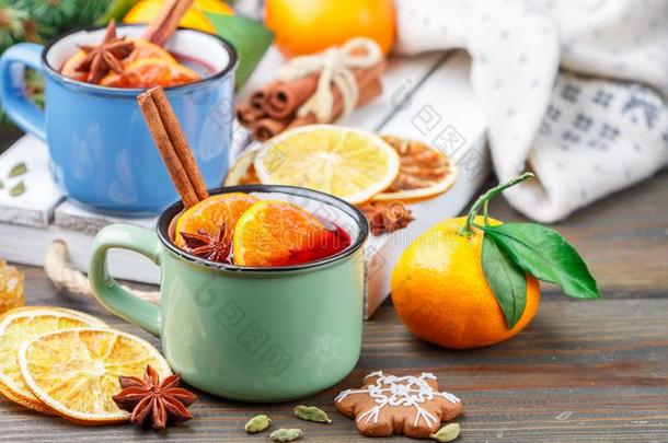 传统的热的冬茶水煮熟的糖渍水果和越橘,柑橘属果树弗瑞