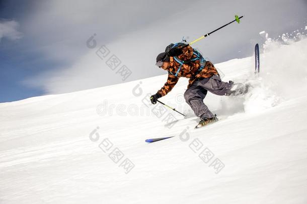 滑雪的人跑下指已提到的人山和滑雪和滑雪乡间