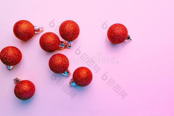 红色的圣诞节气球和闪烁向粉红色的背景