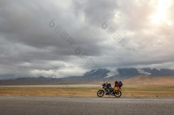 <strong>同行</strong>的摩托车和行李采用有暴<strong>风雨</strong>的天气
