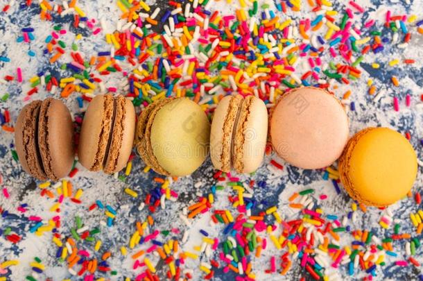 关-在上面关于有色的法国的蛋白杏仁饼干,糖果和有色的焦糖