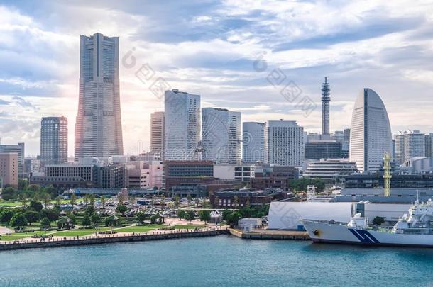 城市摩天大楼娱乐公园费里斯Fergus的变体轮子和港口关于横滨