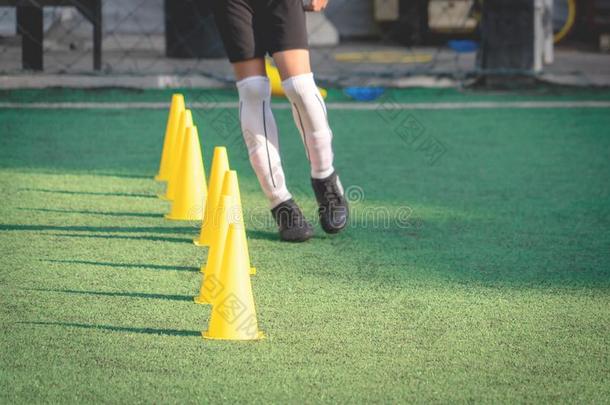 运动训练圆锥细胞标识向足球绿色的草场地为children儿童
