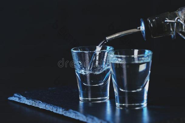 瓶子关于伏特加酒是（be的三单形式涌出进入中一gl一ss