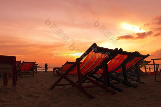 一黎明日落大气向指已提到的人芭堤雅海滩和红色的帆布