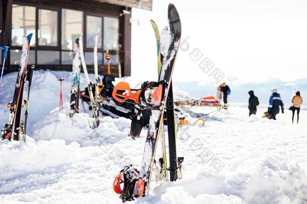 阿尔卑斯山的滑雪板和滑雪板在雪滑雪求助vac在ion旅行