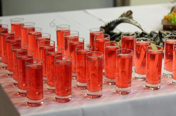喝饮料眼镜和红色的饮料在指已提到的人社交聚会