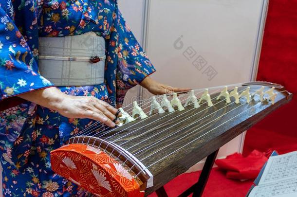 女人采用和服衣服日本人传统的采用strument十三弦古筝演奏