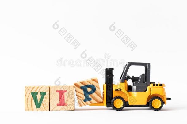 玩具铲车拿住木材块英语字母表的第16个字母向完全的单词VI英语字母表的第16个字母省略
