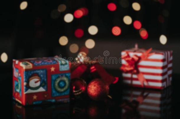 圣诞节赠品盒和杂乱反对一污迹焦外成像b一ckdrop