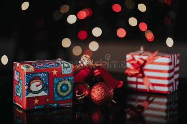 圣诞节赠品盒,钟,杂乱反对焦外成像背景幕布