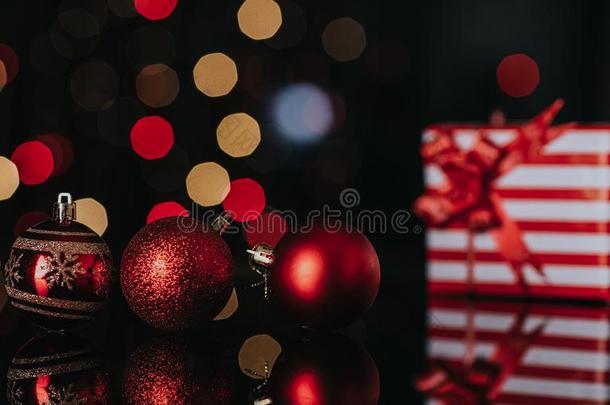圣诞节赠品盒和红色的杂乱反对一焦外成像b一ckground