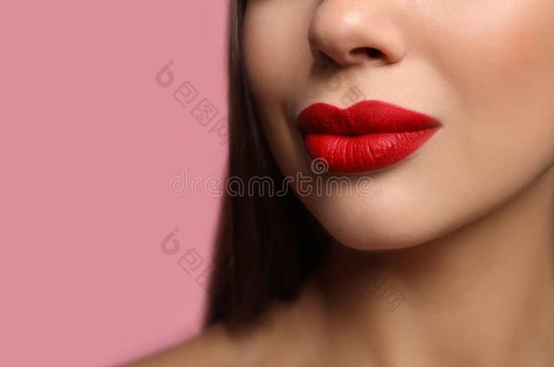 女人和红色的口红向粉红色的,特写镜头