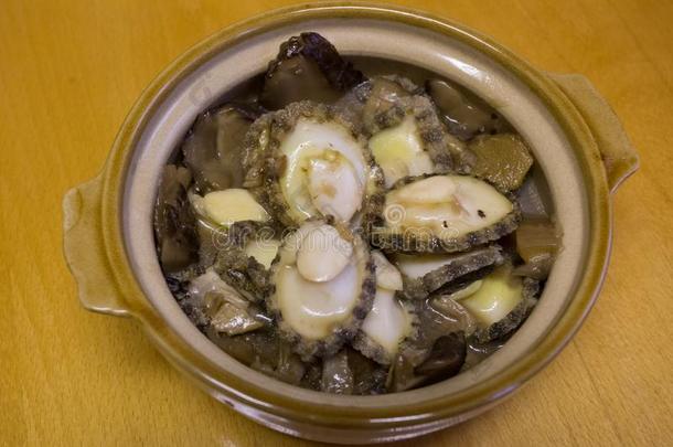 炖熟的鲍鱼和中国人蘑菇