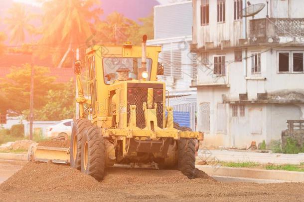 一大大地黄色的路分类机或mot或分类机采用建筑物地点.