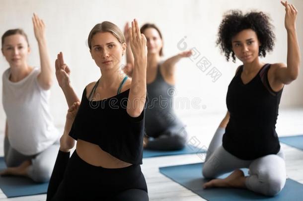 组关于不同的女人开业的瑜伽,做国王鸽子锻炼
