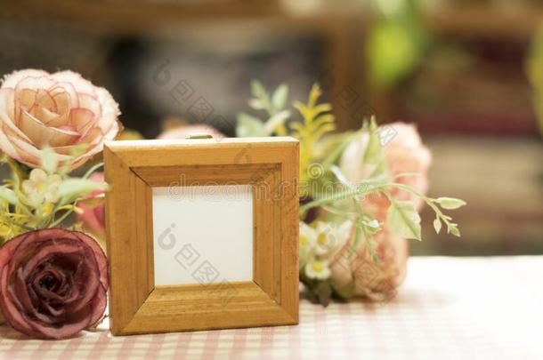 空的木制的照片框架放置向一粉红色的一nd白色的格子p一tte