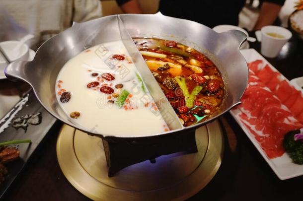 中国人<strong>焖</strong>罐菜肴涮<strong>锅</strong>辛辣的和有酸味的汤和肉和海产食品,