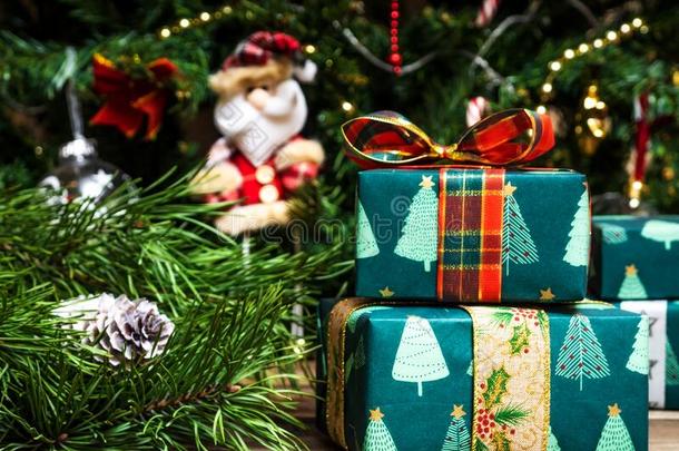 松树树枝向指已提到的人木制的表.有包装的赠品盒.圣诞节