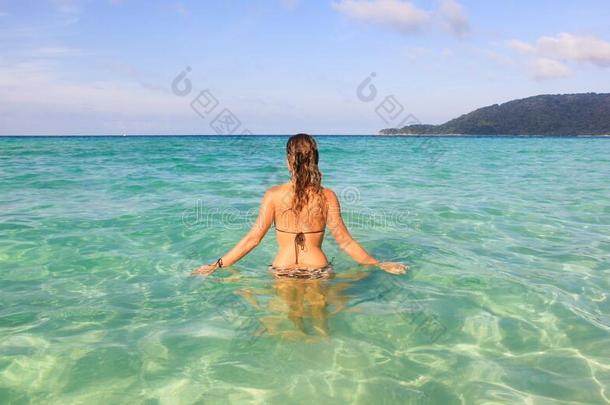 女人向浅的绿松石水海滩