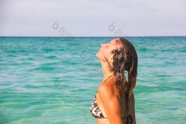 湿的女人享有夏向海滩