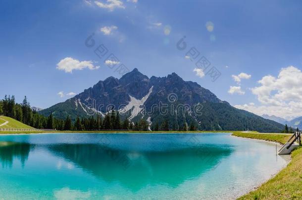山山峰和雪反射的采用绿色的湖