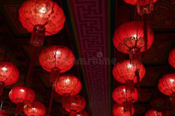许多被照明的红色的中国人灯笼和det.一些中国人查理