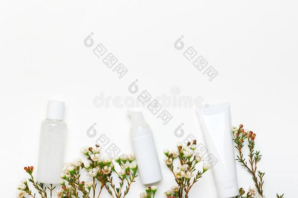 空白的化妆品瓶子模型和花空的背景.妈